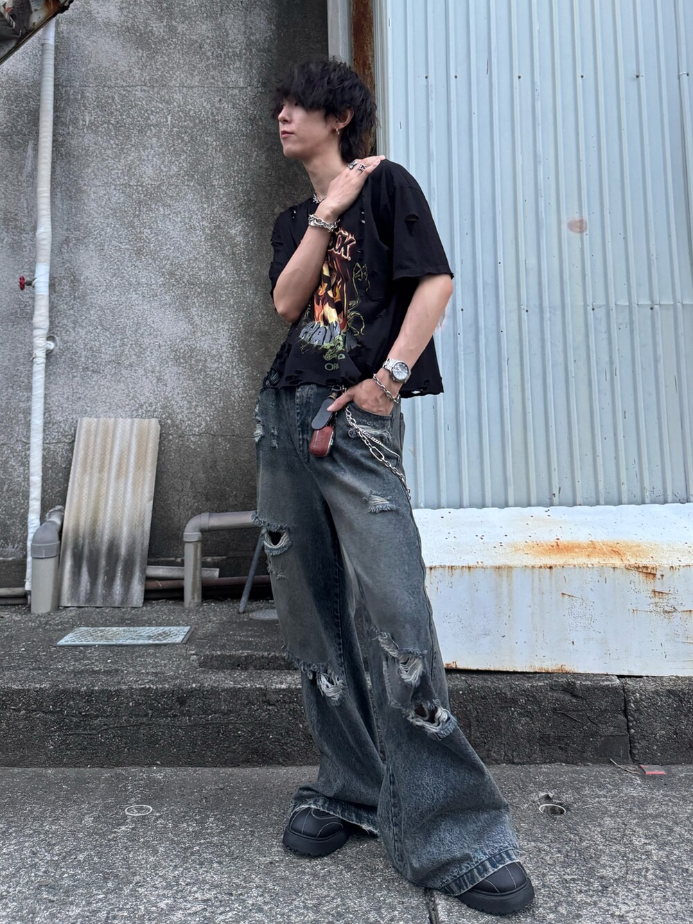 ブラック系のTシャツ/カットソー、ブルー系のデニムパンツ、ブラック系のスニーカーを着用したメンズの夏コーディネートの2枚目の写真