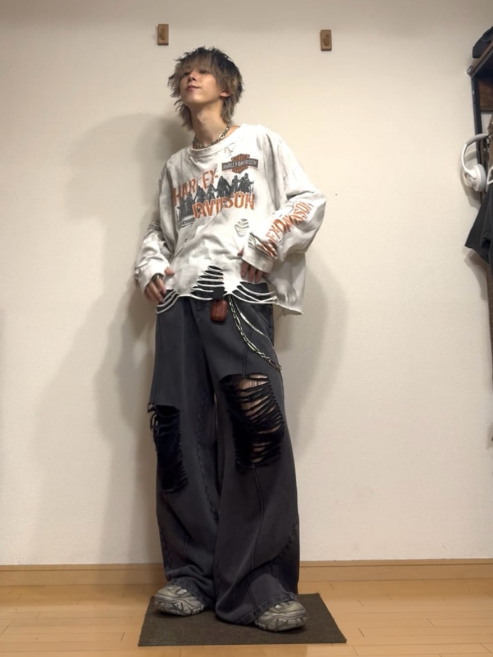 ホワイト系のTシャツ/カットソー、グレー系のスウェットパンツ、ホワイト系のスニーカーを着用したメンズの秋コーディネートの2枚目の写真