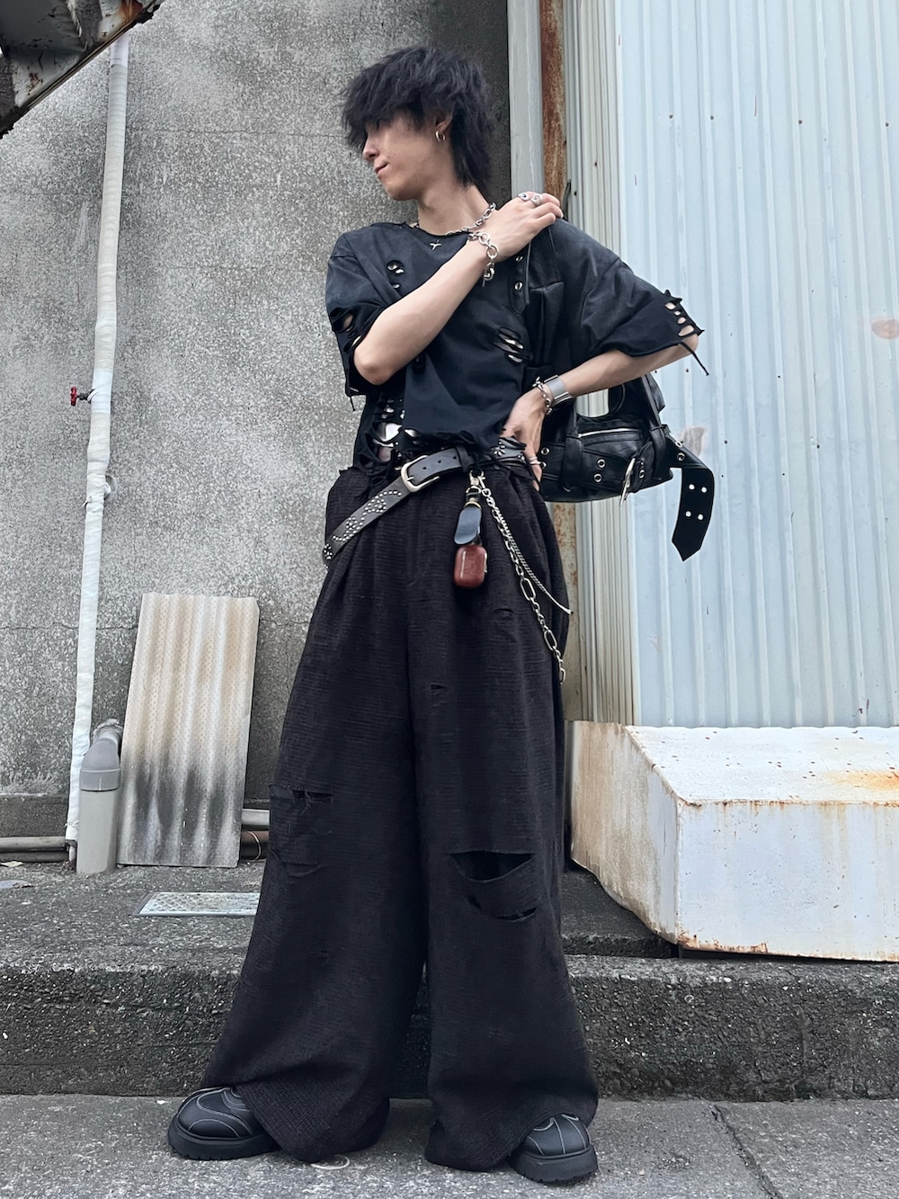 ブラック系のTシャツ/カットソー、ブラック系のスラックス、ブラック系のスニーカーを着用したメンズの夏コーディネートの2枚目の写真