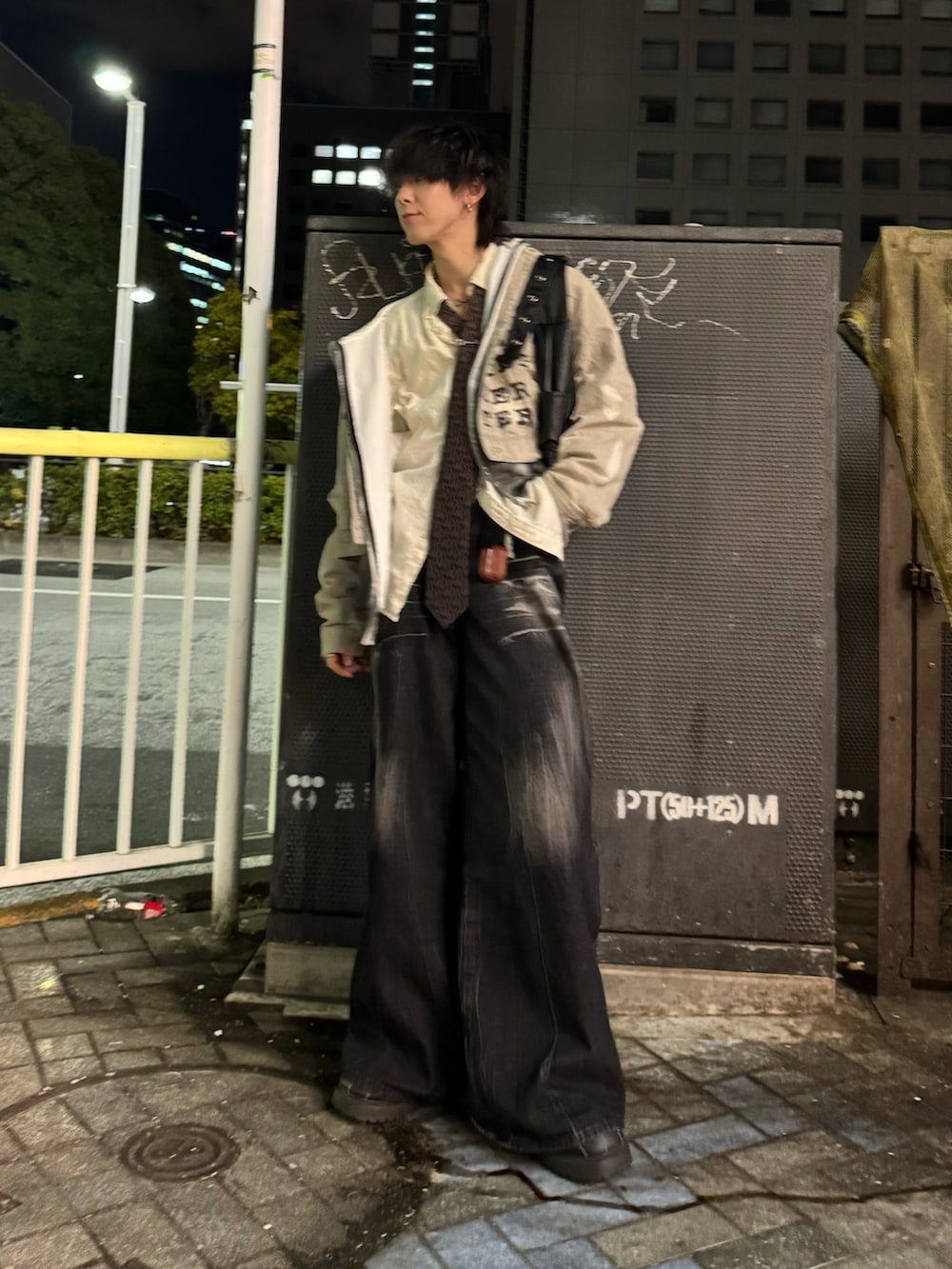 ホワイト系のパーカー、ブラック系のデニムパンツ、ブラック系のスニーカーを着用したメンズの春コーディネートの2枚目の写真