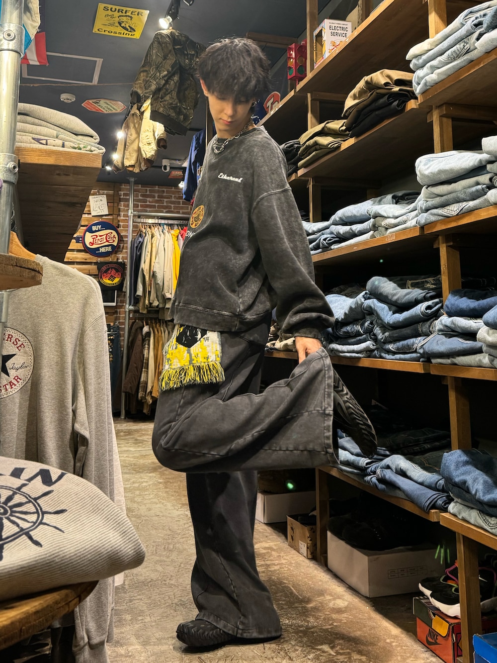 ブラック系のスウェット、グレー系のスウェットパンツ、ブラック系のスニーカーを着用したメンズの秋コーディネートの2枚目の写真