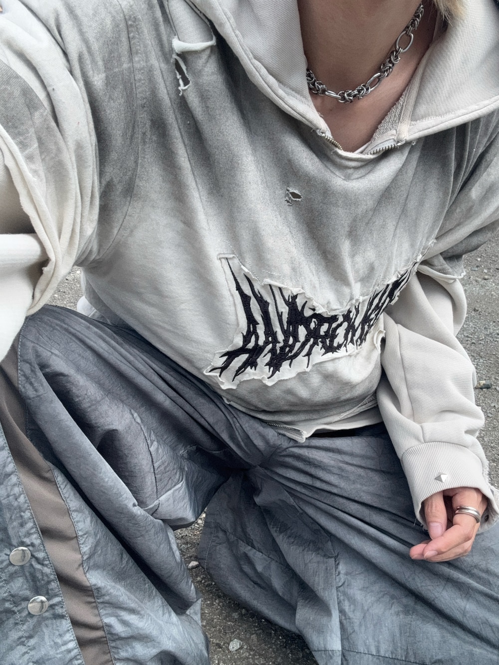 ホワイト系のTシャツ/カットソー、ホワイト系のパーカー、グレー系のその他パンツを着用したメンズの秋コーディネートの3枚目の写真