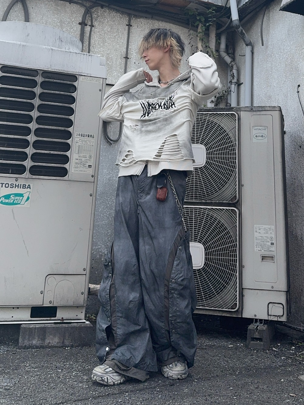 ホワイト系のTシャツ/カットソー、ホワイト系のパーカー、グレー系のその他パンツを着用したメンズの秋コーディネートの2枚目の写真