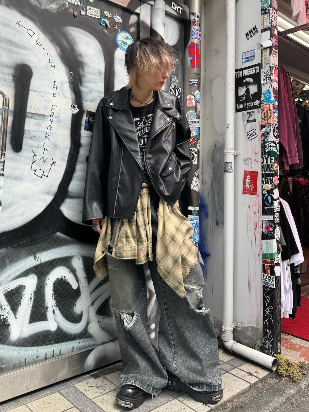 ブラック系のライダースジャケット、ブラック系のタンクトップ、グリーン系のシャツ/ブラウスを着用したメンズの秋コーディネートの2枚目の写真