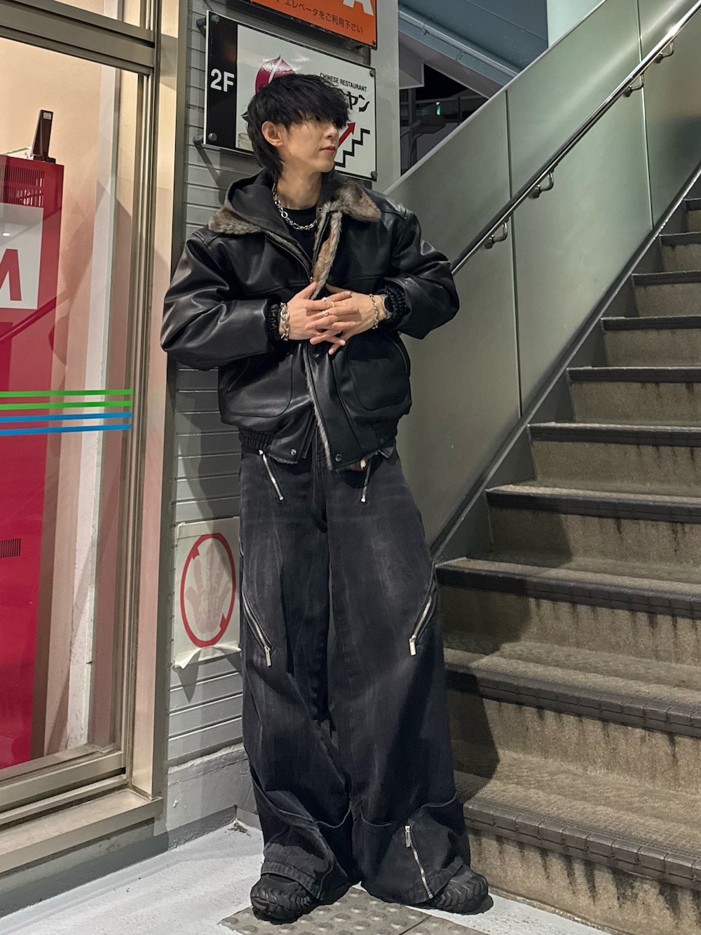 ブラック系のその他アウター、ブラック系のパーカー、ブラック系のデニムパンツを着用したメンズの冬コーディネートの2枚目の写真