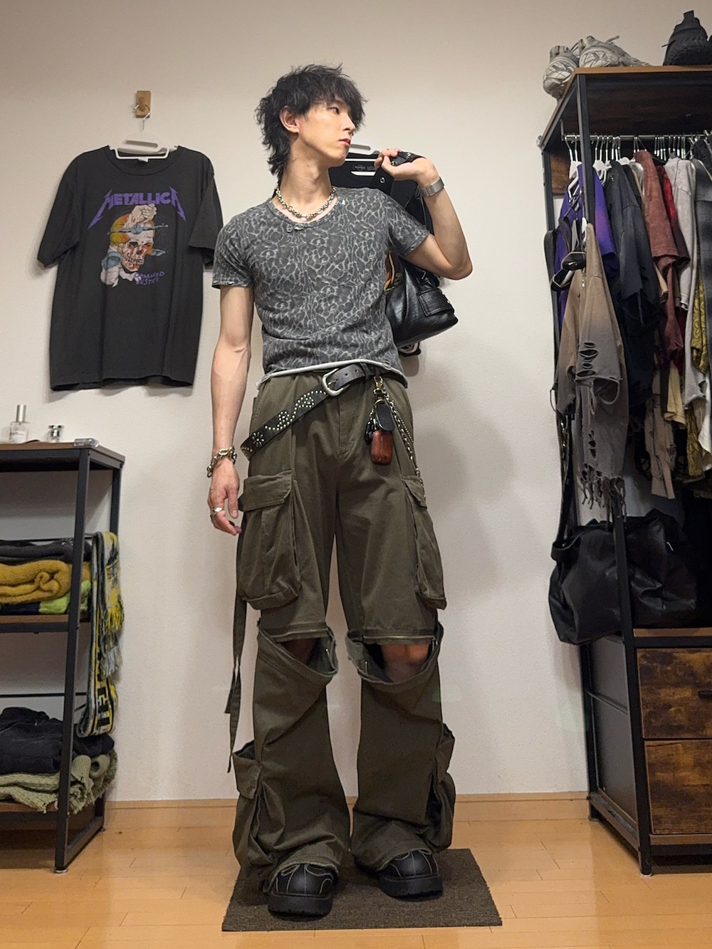 グレー系のTシャツ/カットソー、グリーン系のカーゴパンツ、ブラック系のスニーカーを着用したメンズの夏コーディネートの2枚目の写真