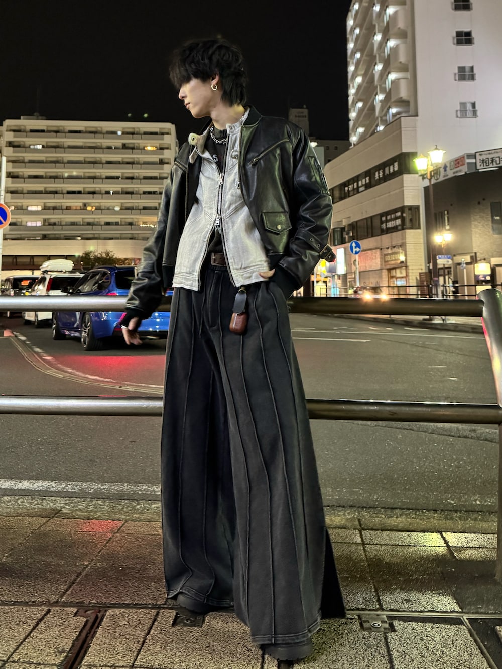 ホワイト系のデニムジャケット、ブラック系のMA-1、ブラック系のスウェットパンツを着用したメンズの冬コーディネートの2枚目の写真