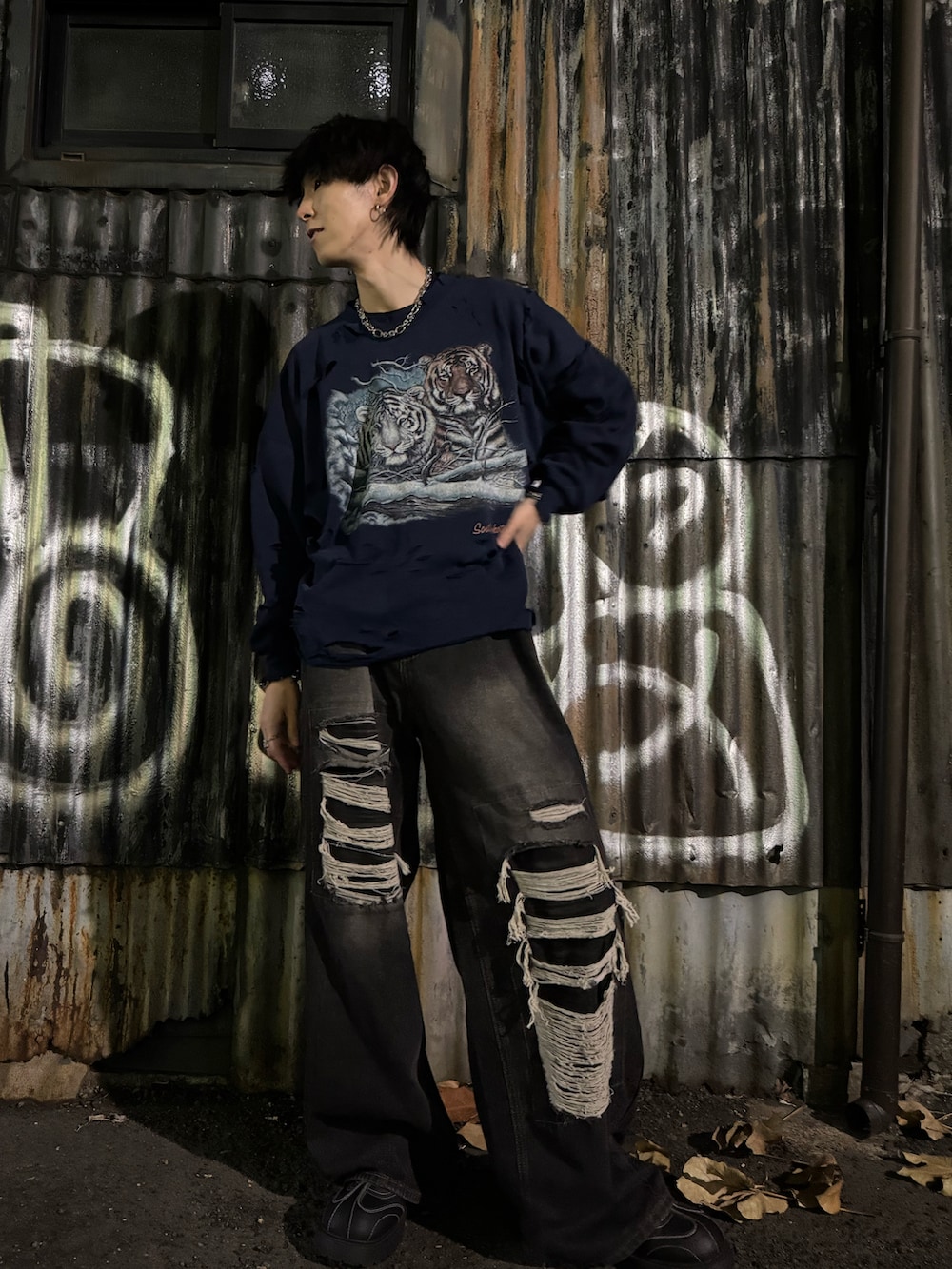 ブラック系のその他アウター、ブルー系のスウェット、ブラック系のデニムパンツを着用したメンズの冬コーディネートの3枚目の写真