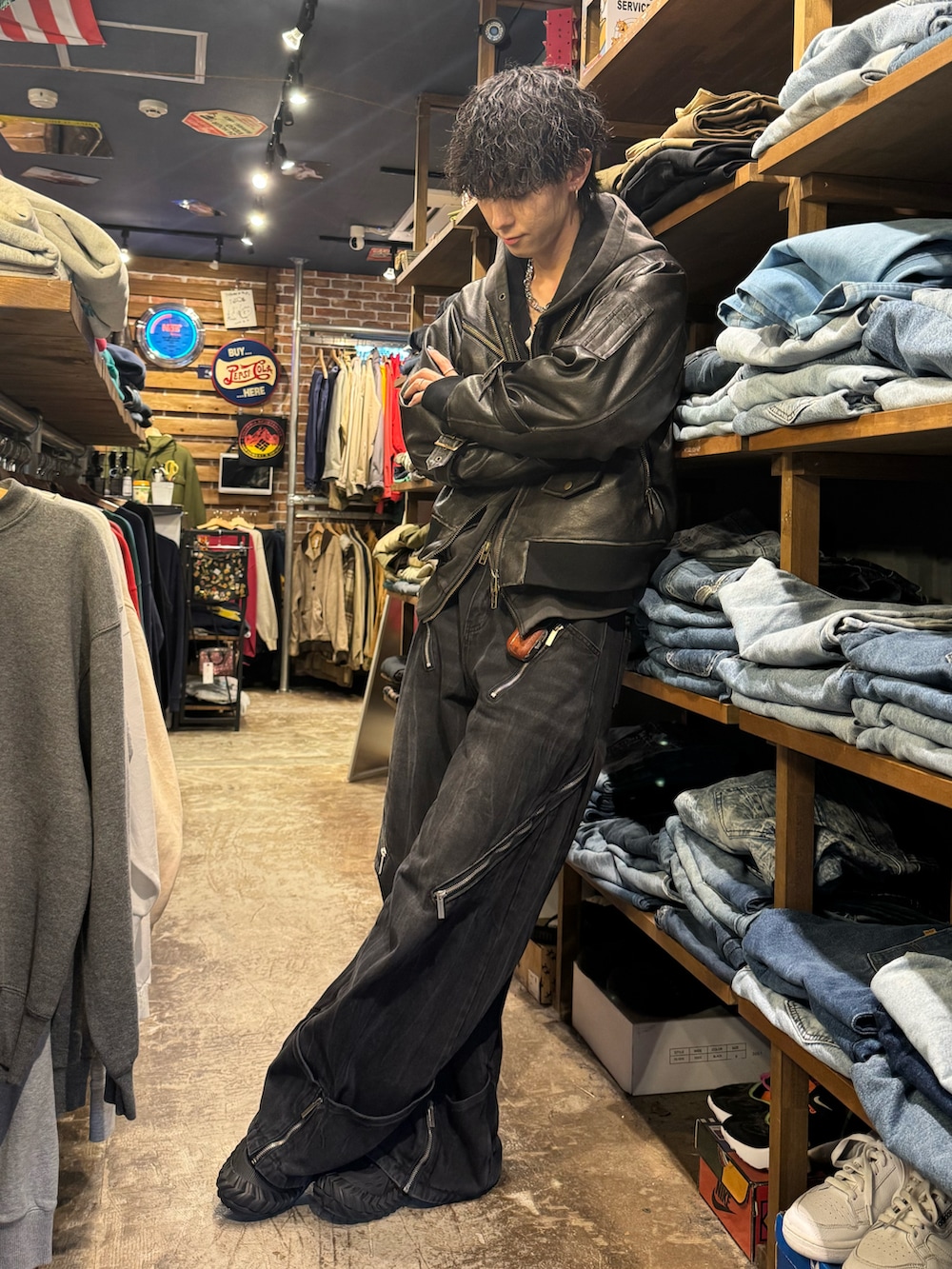 ブラック系のMA-1、ブラック系のパーカー、ブラック系のデニムパンツを着用したメンズの冬コーディネートの2枚目の写真