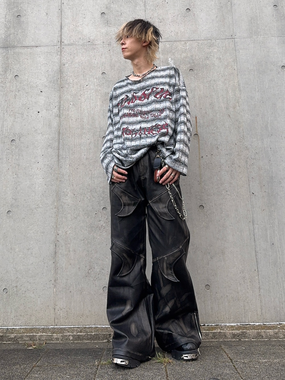 グレー系のTシャツ/カットソー、ブラック系のその他パンツ、ブラック系のシューズを着用したメンズの秋コーディネートの2枚目の写真