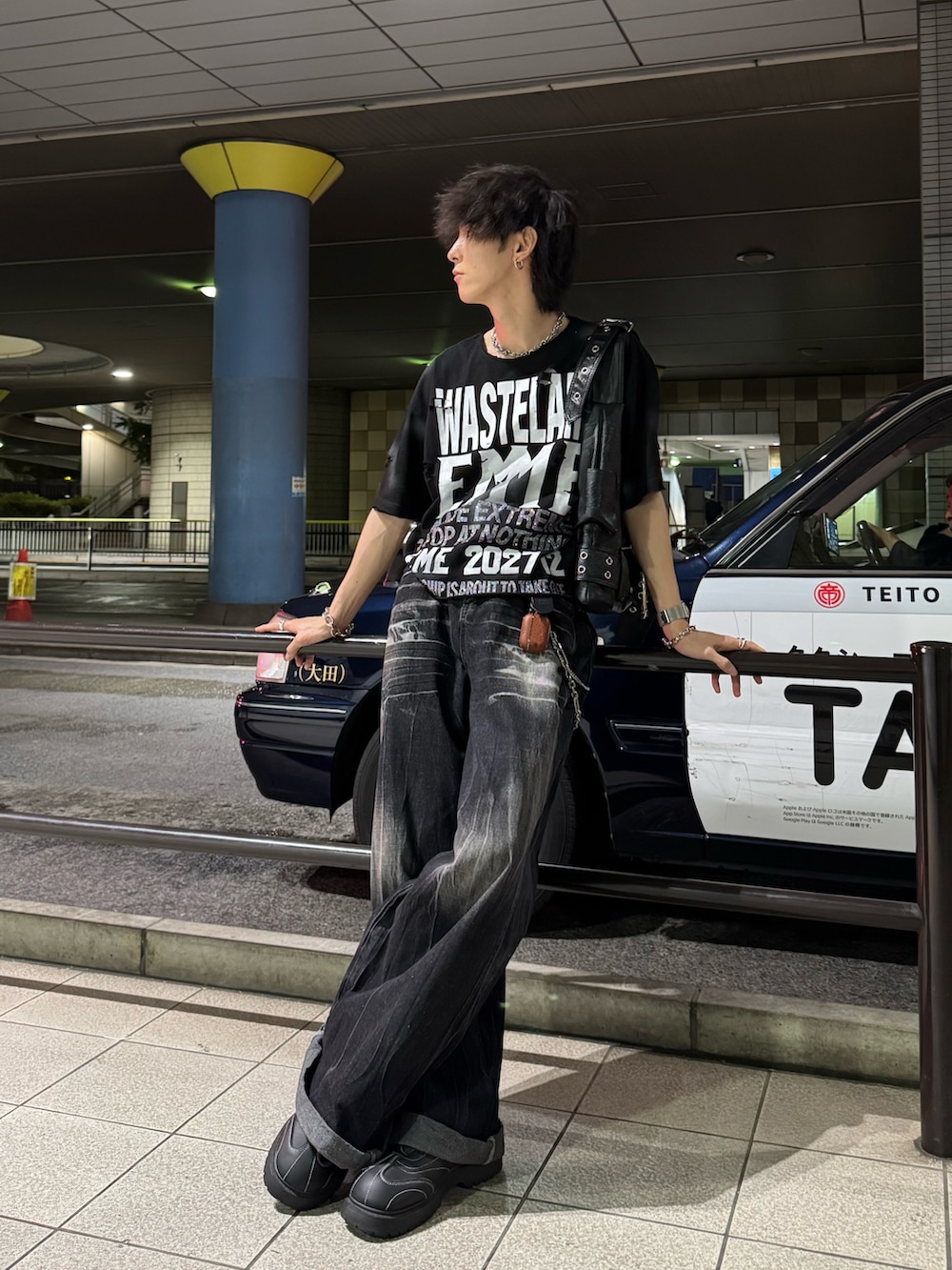 ブラック系のTシャツ/カットソー、ブラック系のデニムパンツ、ブラック系のスニーカーを着用したメンズの春コーディネートの2枚目の写真