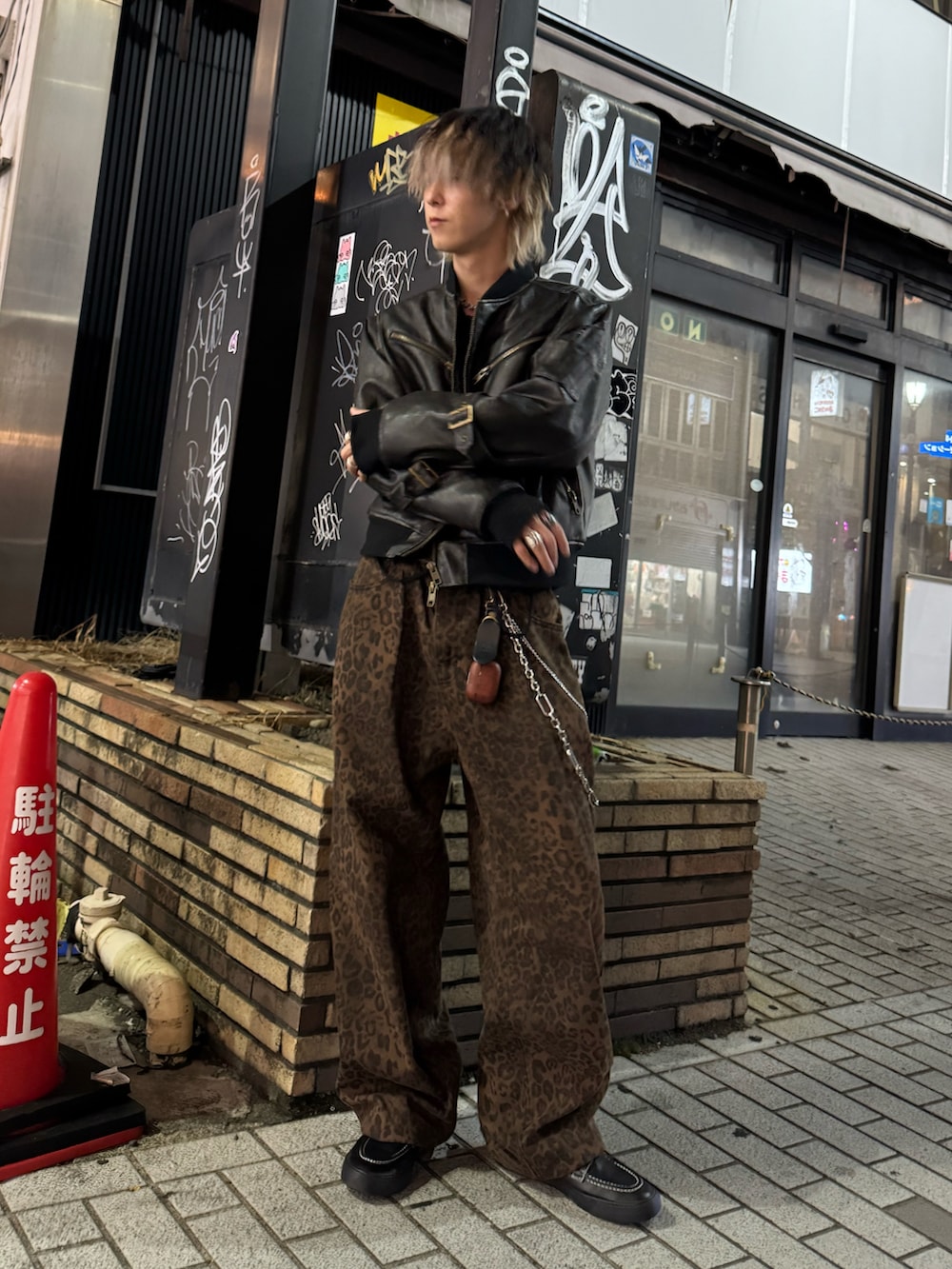 ブラウン系のその他パンツ、ブラック系のタンクトップ、ブラック系のMA-1を着用したメンズの秋コーディネートの2枚目の写真