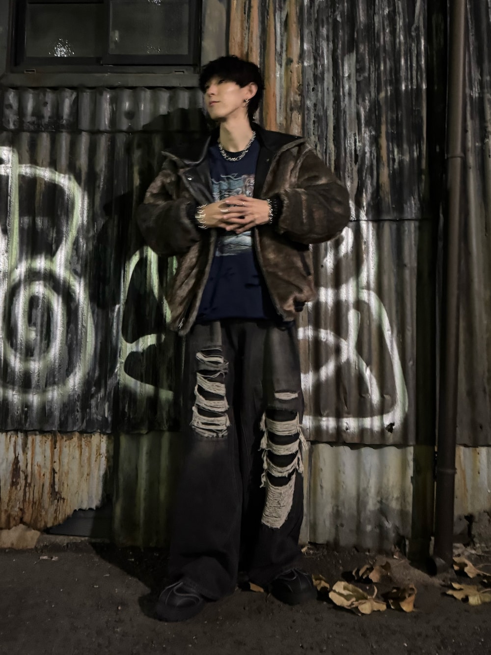 ブラック系のその他アウター、ブルー系のスウェット、ブラック系のデニムパンツを着用したメンズの冬コーディネートの2枚目の写真