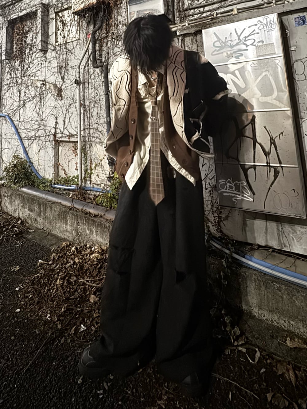 ブラック系のブルゾン、ブラック系のスラックス、ブラック系のスニーカーを着用したメンズの冬コーディネートの2枚目の写真