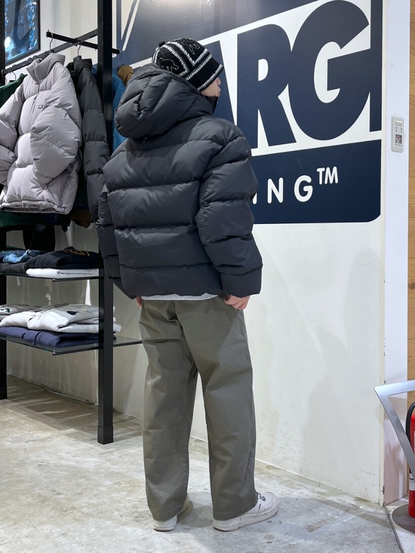 グリーン系のその他パンツ、ブラック系のダウンジャケット/コート、ブラック系のハットを着用したメンズの冬コーディネートの2枚目の写真