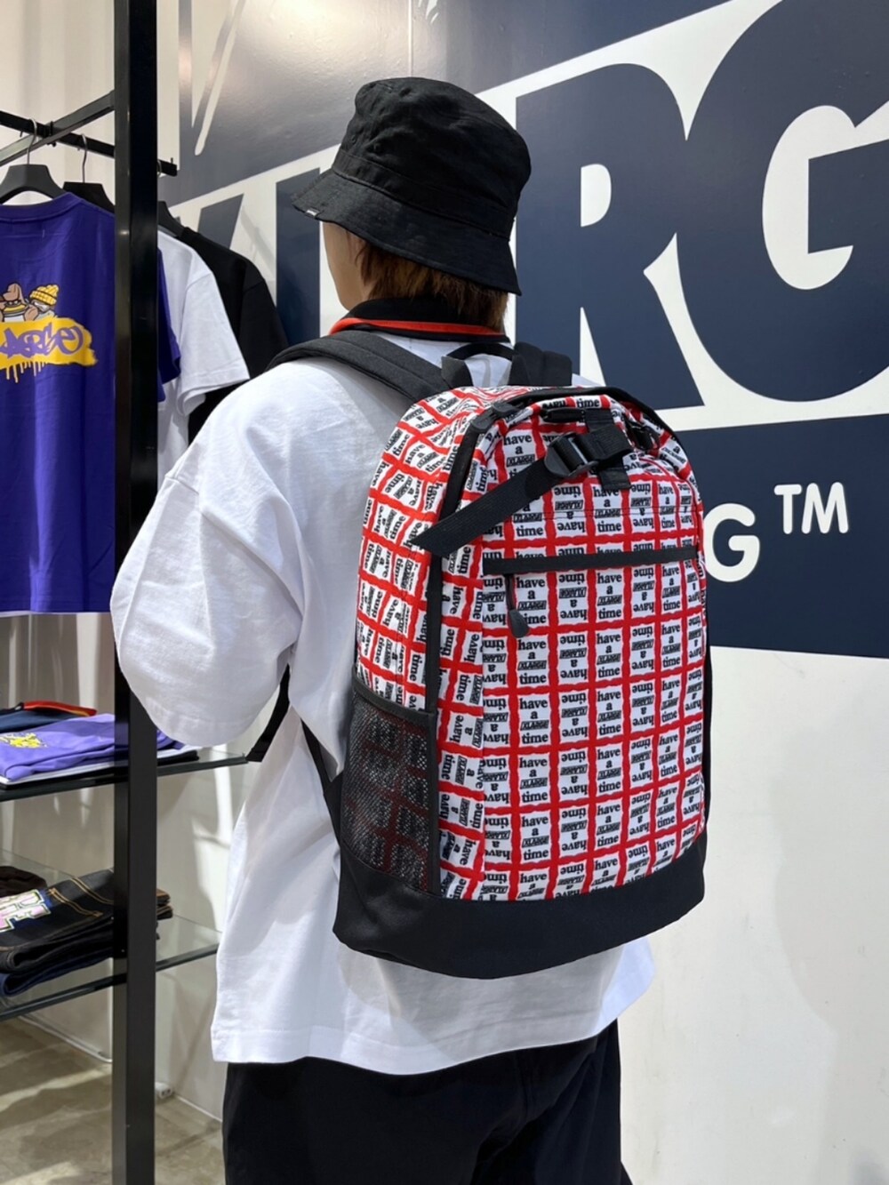 ブラック系のその他パンツ、ブラック系のローファー、ホワイト系のポロシャツを着用したメンズの春コーディネートの4枚目の写真