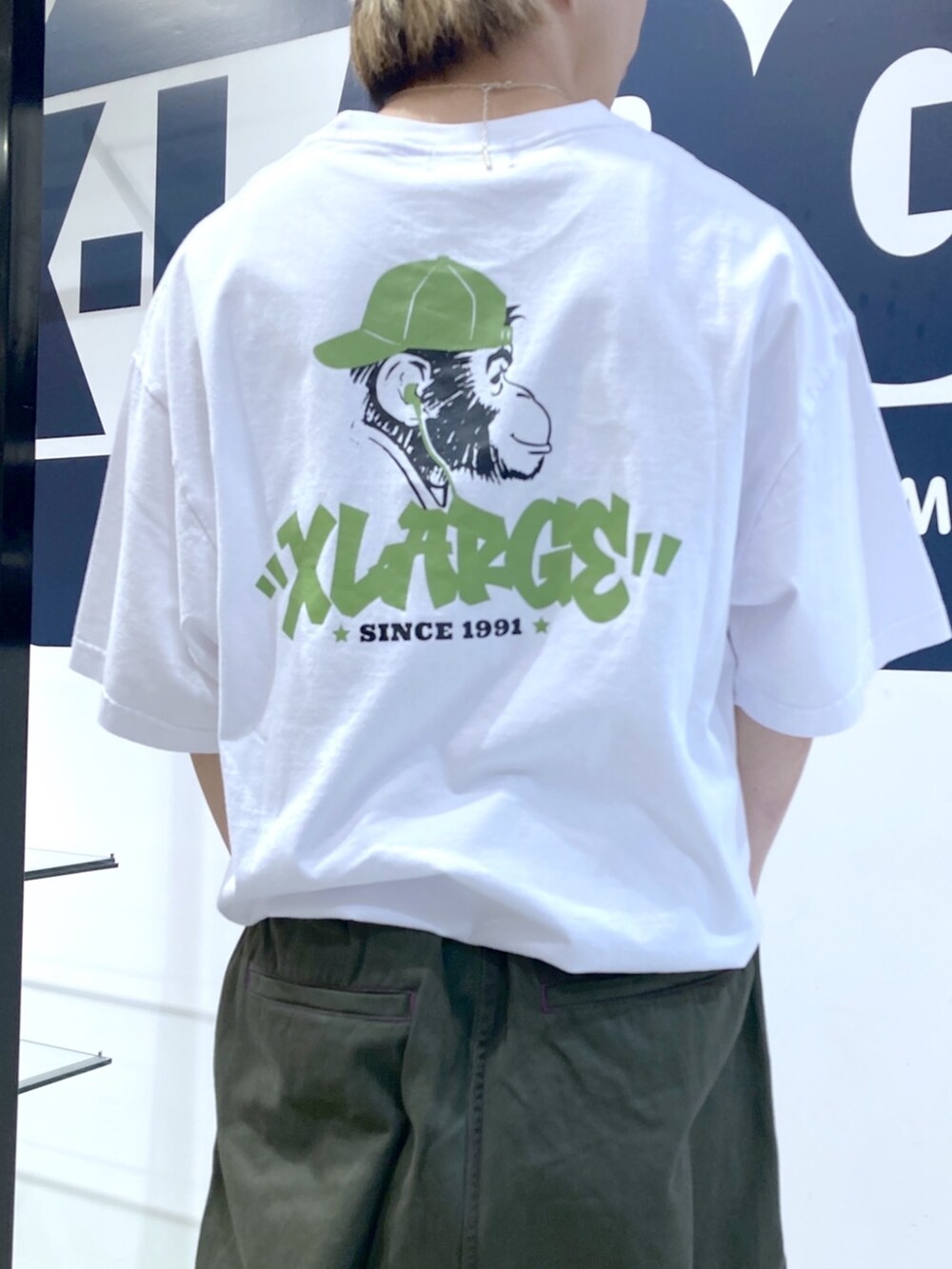グリーン系のカーゴパンツ、ホワイト系のTシャツ/カットソー、ベージュ系のキャップを着用したメンズの夏コーディネートの5枚目の写真