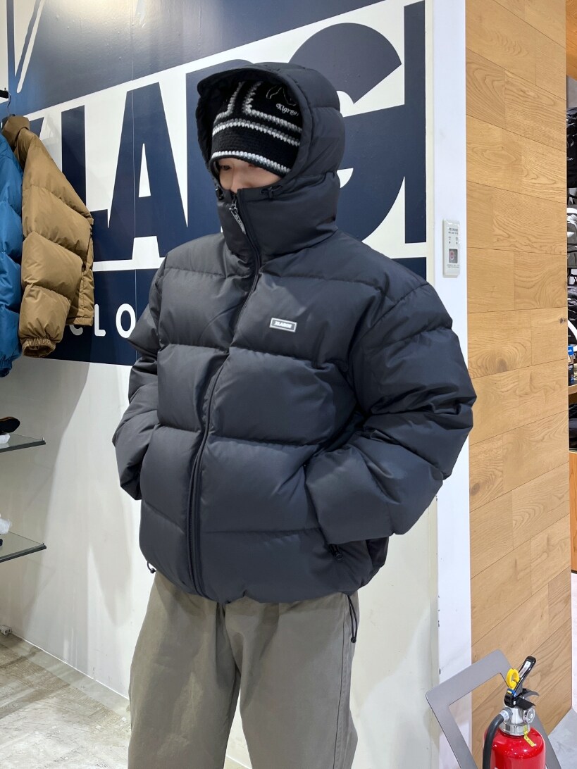 グリーン系のその他パンツ、ブラック系のダウンジャケット/コート、ブラック系のハットを着用したメンズの冬コーディネートの6枚目の写真