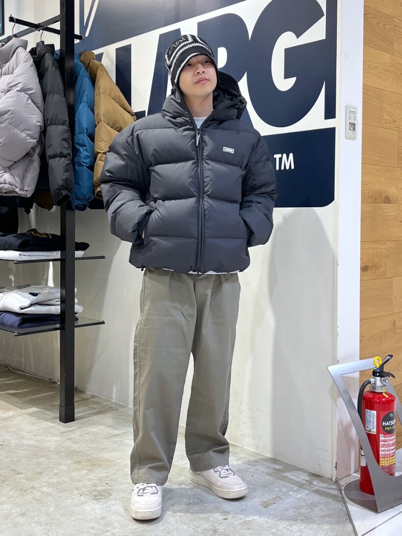 グリーン系のその他パンツ、ブラック系のダウンジャケット/コート、ブラック系のハットを着用したメンズの冬コーディネートの3枚目の写真