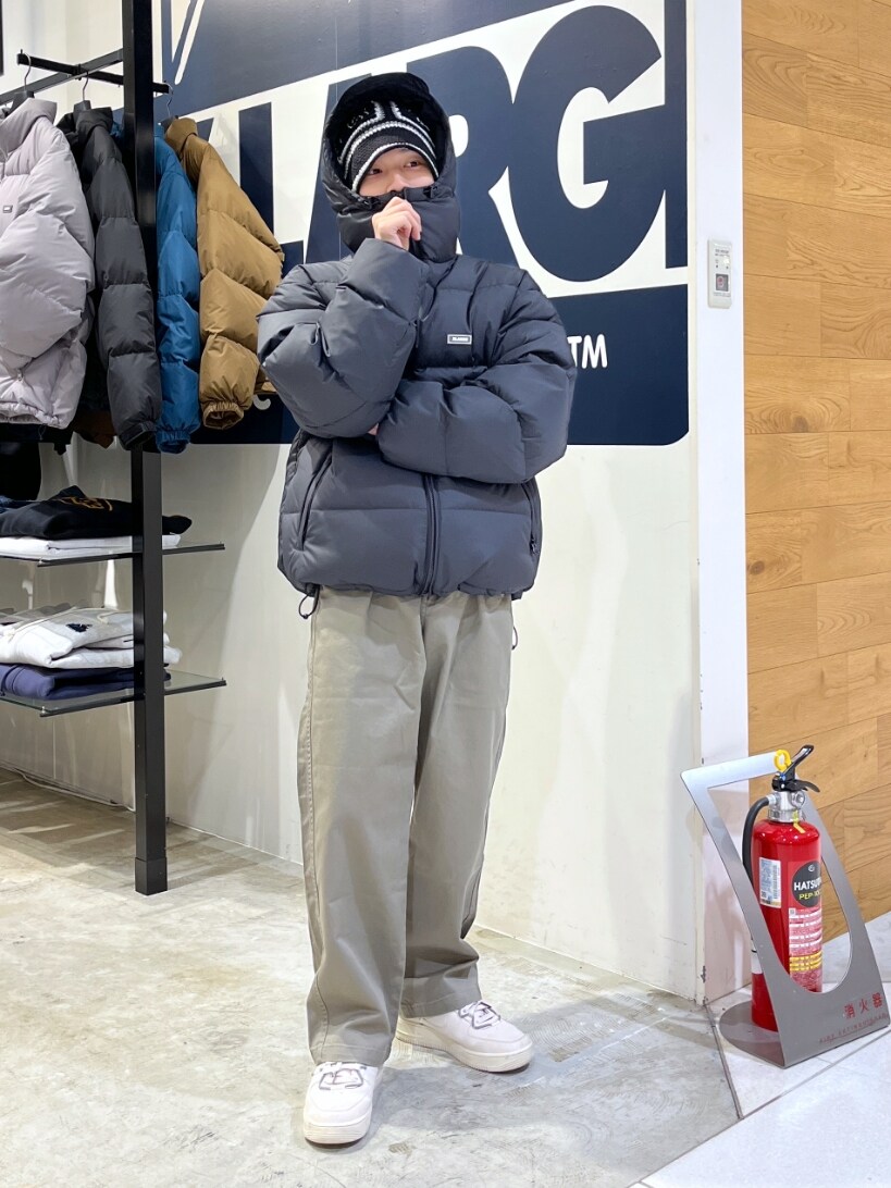 グリーン系のその他パンツ、ブラック系のダウンジャケット/コート、ブラック系のハットを着用したメンズの冬コーディネートの4枚目の写真