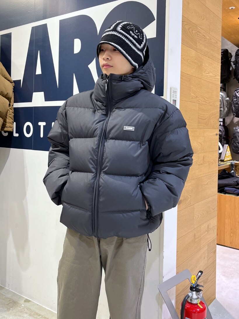 グリーン系のその他パンツ、ブラック系のダウンジャケット/コート、ブラック系のハットを着用したメンズの冬コーディネートの5枚目の写真