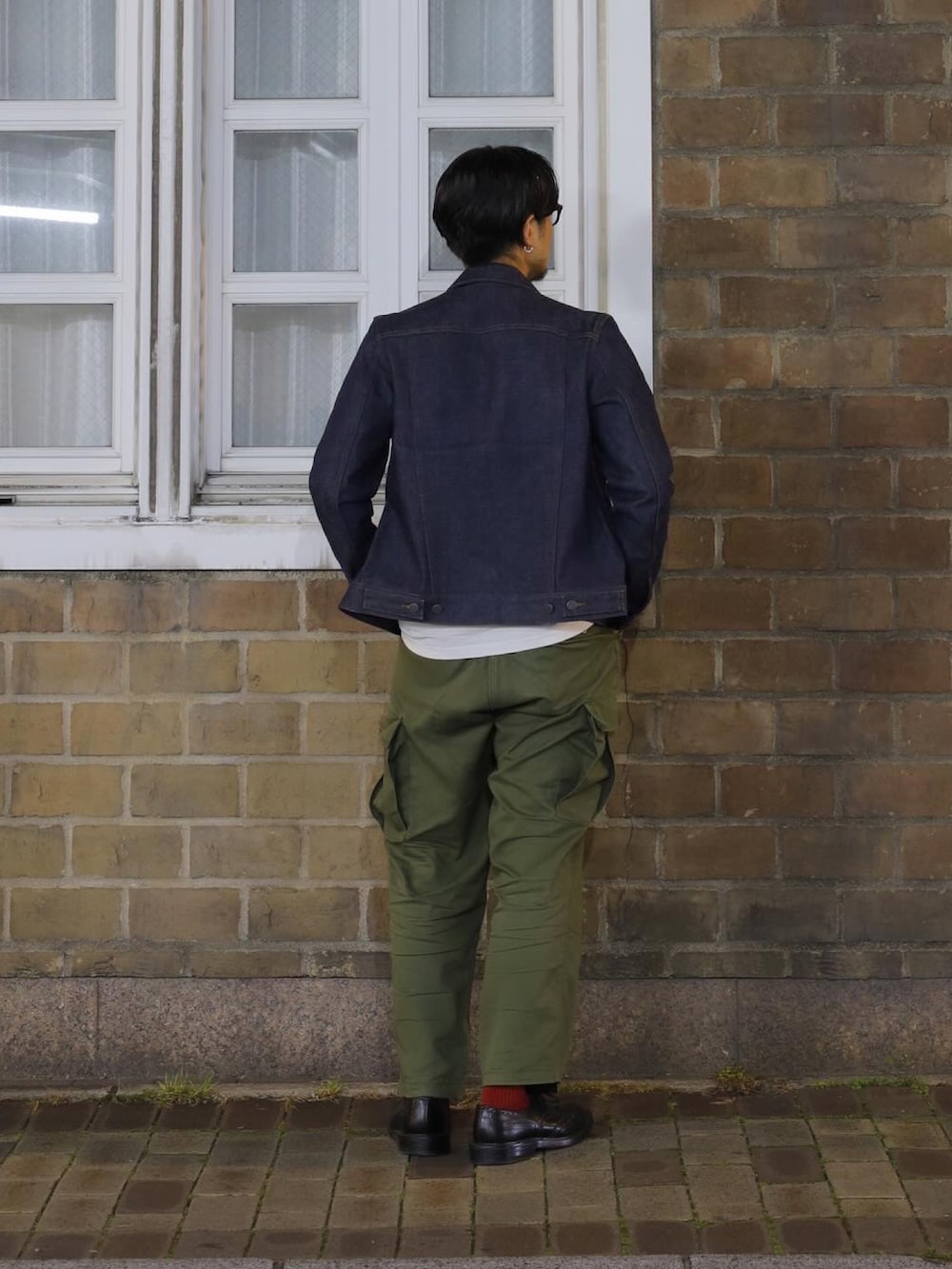 「春のNewスタイル、春服コーデ、メンズコーデ、デニムコーデ、メンズファッション、カーゴパンツ、古着コーデ」｜「JINSのアイテム（メガネ、ブラック系）」を使った、ショウタロウさん（メンズ・175cm）の春コーディネートの4枚目の写真