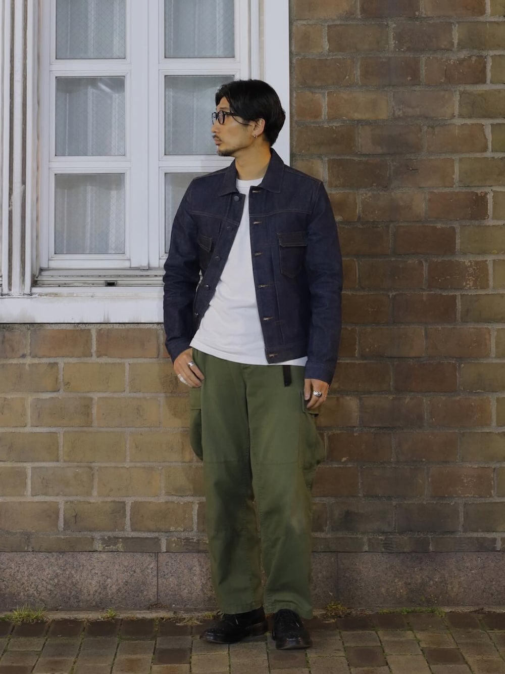 「春のNewスタイル、春服コーデ、メンズコーデ、デニムコーデ、メンズファッション、カーゴパンツ、古着コーデ」｜「JINSのアイテム（メガネ、ブラック系）」を使った、ショウタロウさん（メンズ・175cm）の春コーディネートの2枚目の写真