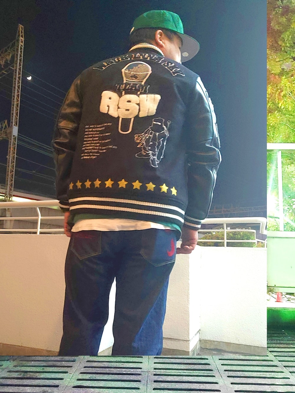 ブラック系のスタジャン、グリーン系のTシャツ/カットソー、ホワイト系のタンクトップを着用したメンズの冬コーディネートの3枚目の写真