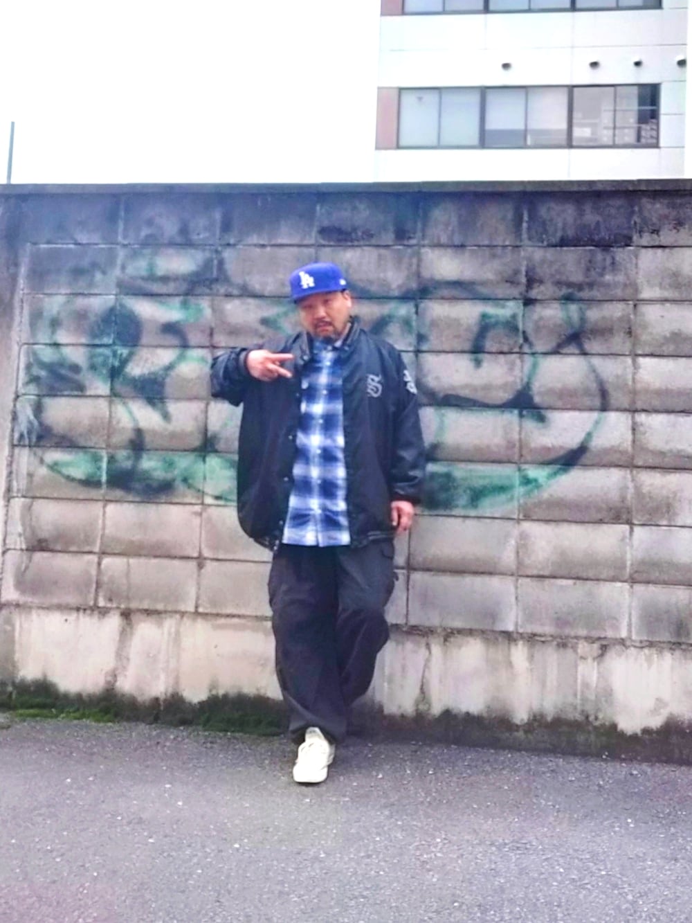 ブルー系のシャツ/ブラウス、ブラック系のカーゴパンツ、ベージュ系のスニーカーを着用したメンズの冬コーディネートの2枚目の写真