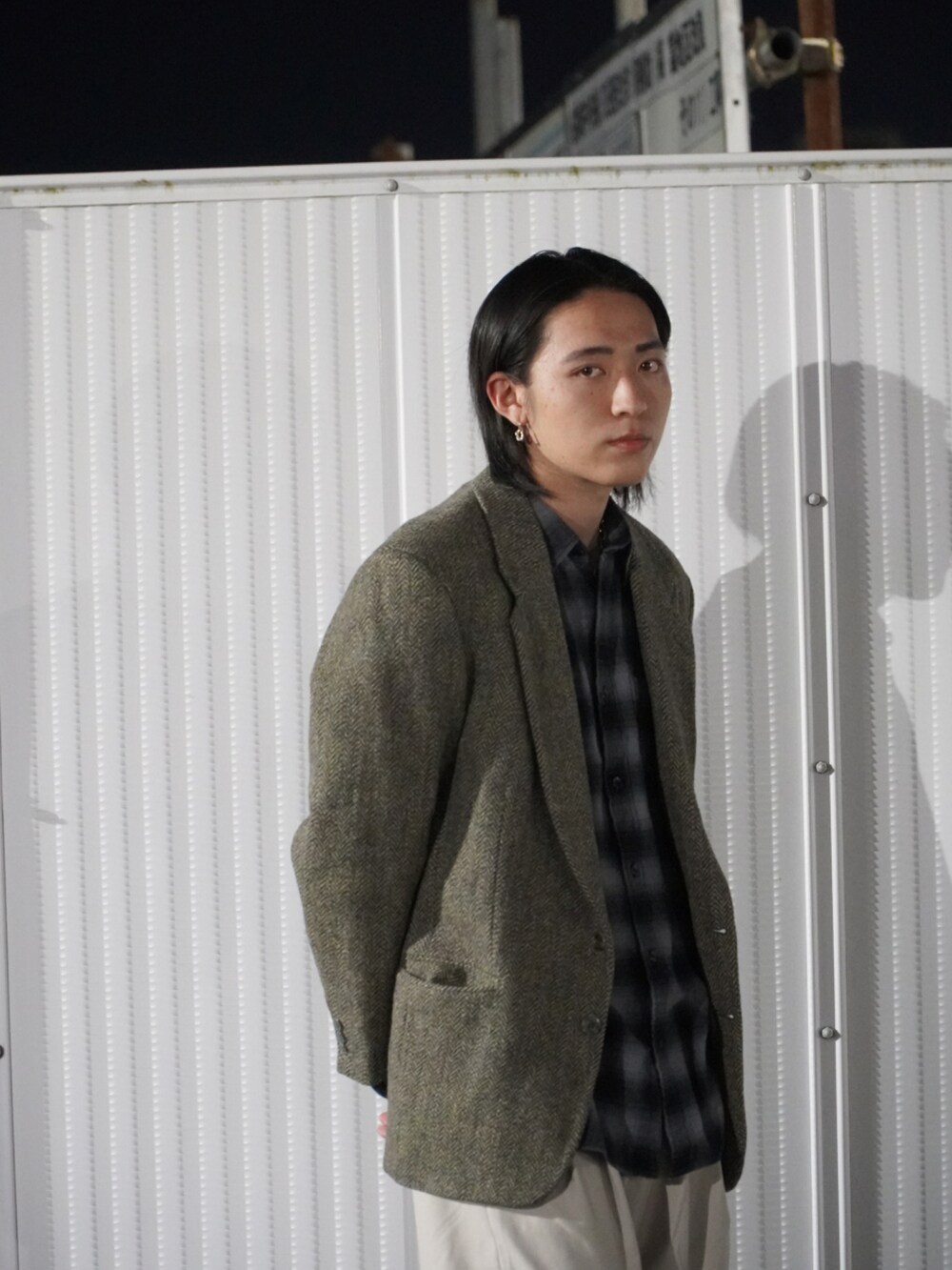 ブラック系のシャツ/ブラウス、ベージュ系のスラックス、ブラック系のスニーカーを着用したメンズの秋コーディネートの2枚目の写真