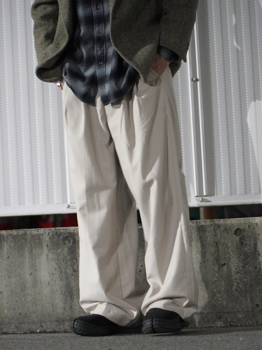 ブラック系のシャツ/ブラウス、ベージュ系のスラックス、ブラック系のスニーカーを着用したメンズの秋コーディネートの3枚目の写真