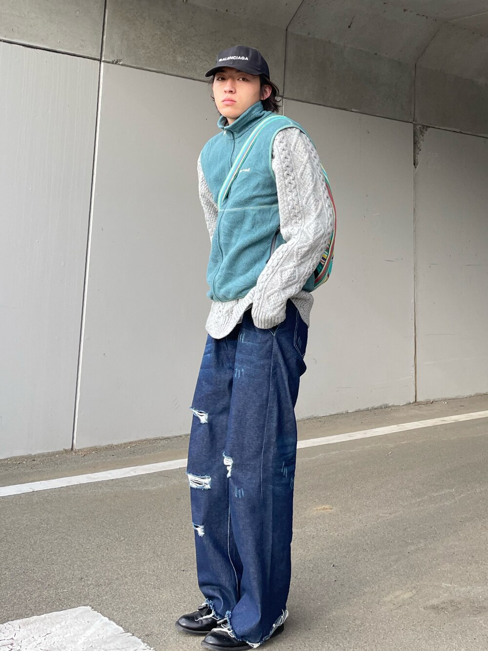 「デニム、キャップ、ニット、ベスト、ローファー、革靴、ショルダーバッグ、冬コーデ、ゆるコーデ、シンプルコーデ、カジュアル、古着MIX、古着、古着男子、ワイドパンツ」｜「MIXSEVENの【MIX SEVEN】【2021SS】 Bell Bottom Denim Pants Embroidery A6K22（デニムパンツ、ブルー系）」を使った、kenさん（メンズ・173cm）の冬コーディネートの2枚目の写真