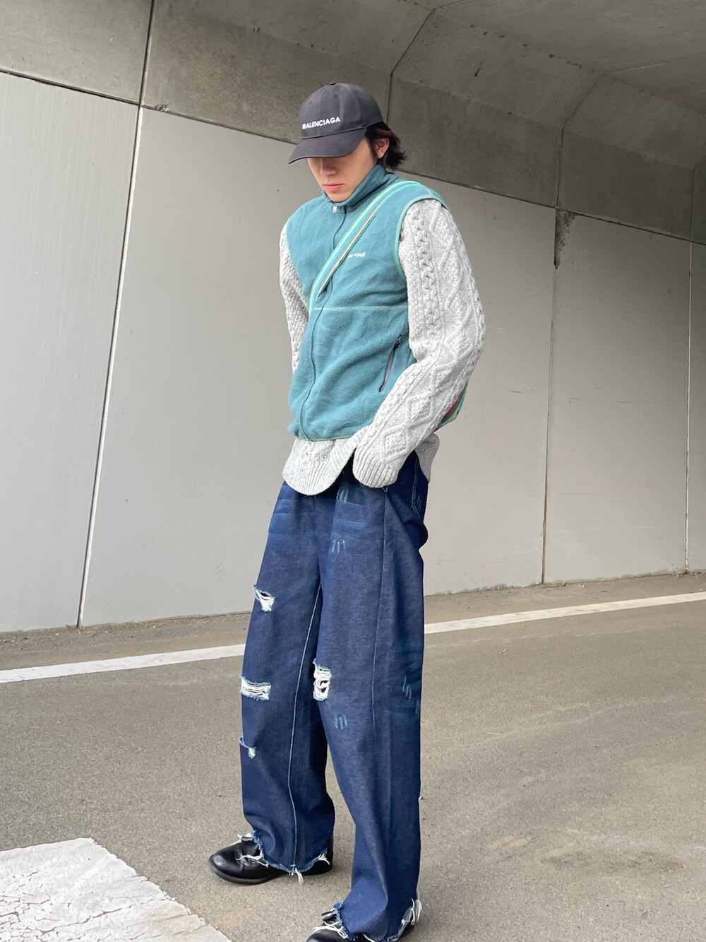 「デニム、キャップ、ニット、ベスト、ローファー、革靴、ショルダーバッグ、冬コーデ、ゆるコーデ、シンプルコーデ、カジュアル、古着MIX、古着、古着男子、ワイドパンツ」｜「MIXSEVENの【MIX SEVEN】【2021SS】 Bell Bottom Denim Pants Embroidery A6K22（デニムパンツ、ブルー系）」を使った、kenさん（メンズ・173cm）の冬コーディネートの3枚目の写真