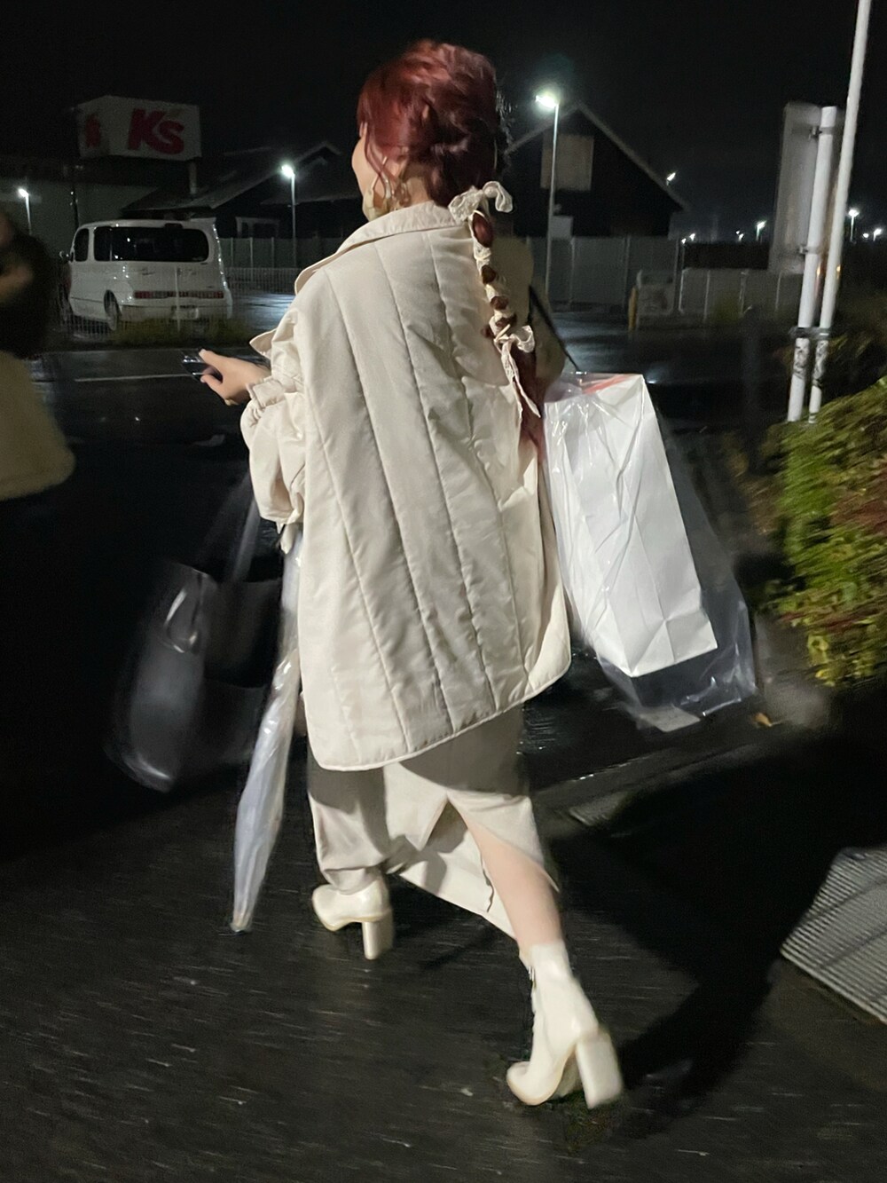 ホワイト系のその他トップス、ホワイト系のスカート、ホワイト系のブルゾンを着用したレディースの冬コーディネートの2枚目の写真