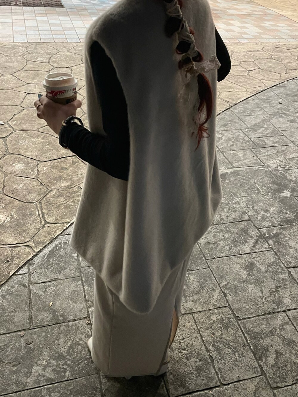 ホワイト系のその他トップス、ホワイト系のスカート、ホワイト系のブルゾンを着用したレディースの冬コーディネートの3枚目の写真