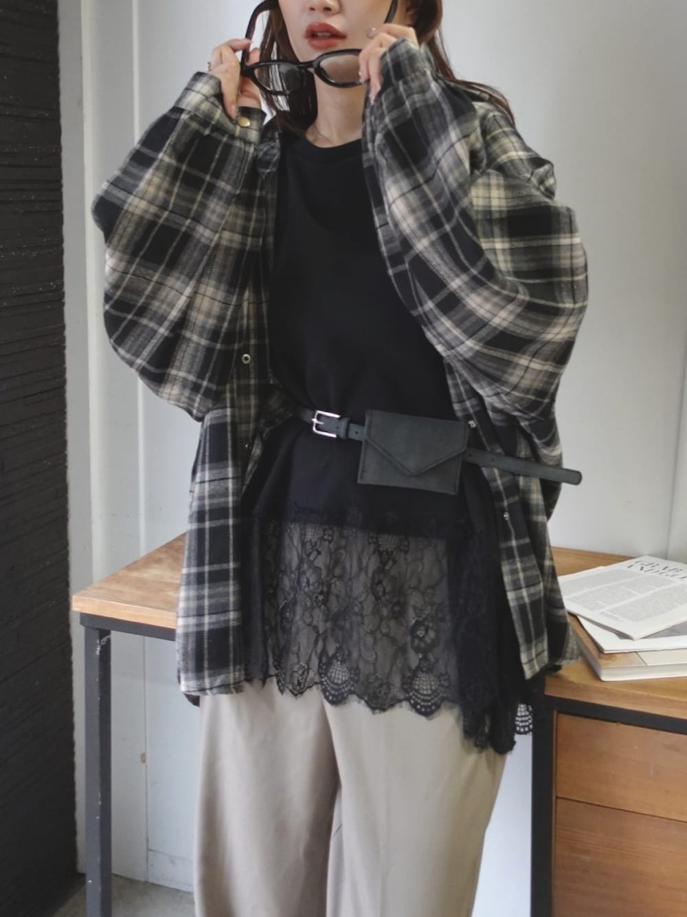 ブラック系のシャツ/ブラウス、ブラック系のタンクトップ、ベージュ系のサロペット/オーバーオールを着用したレディースの秋コーディネートの2枚目の写真