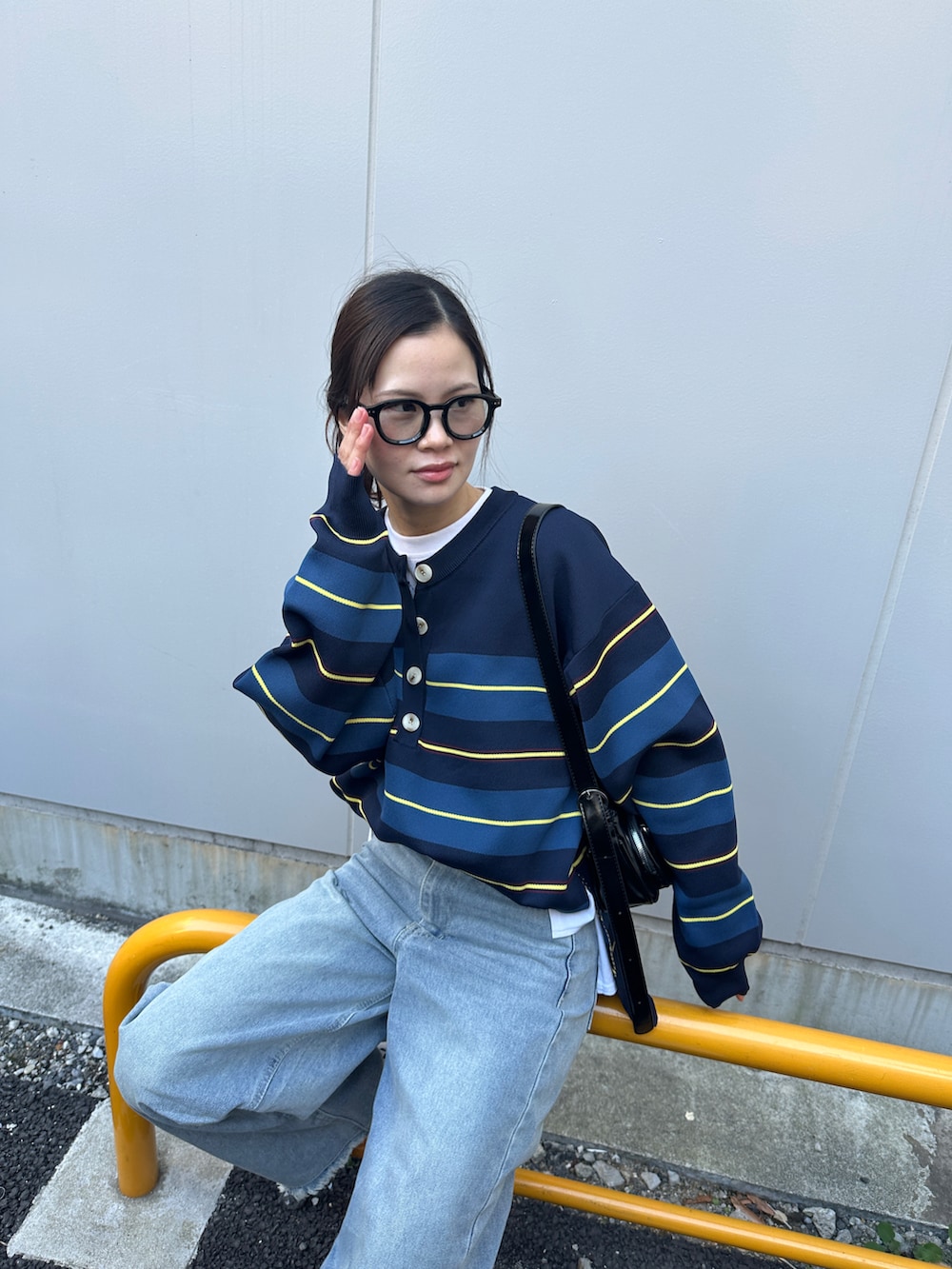 その他のニット/セーター、ブルー系のデニムパンツ、ブラック系のスニーカーを着用したレディースの冬コーディネートの2枚目の写真