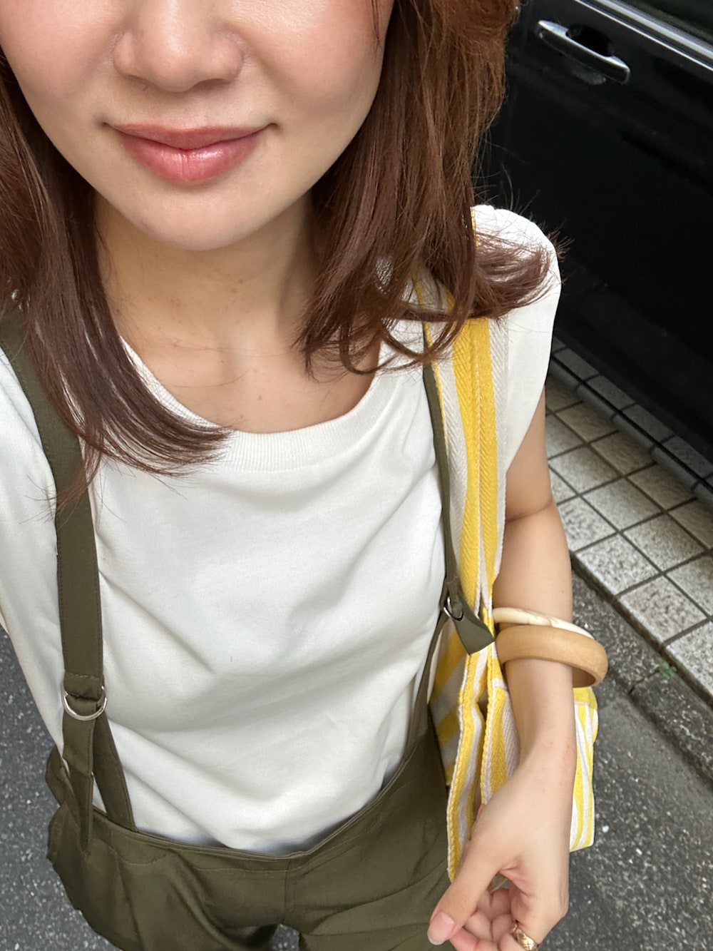 グリーン系のサロペット/オーバーオール、イエロー系のトートバッグを着用したレディースの夏コーディネートの3枚目の写真