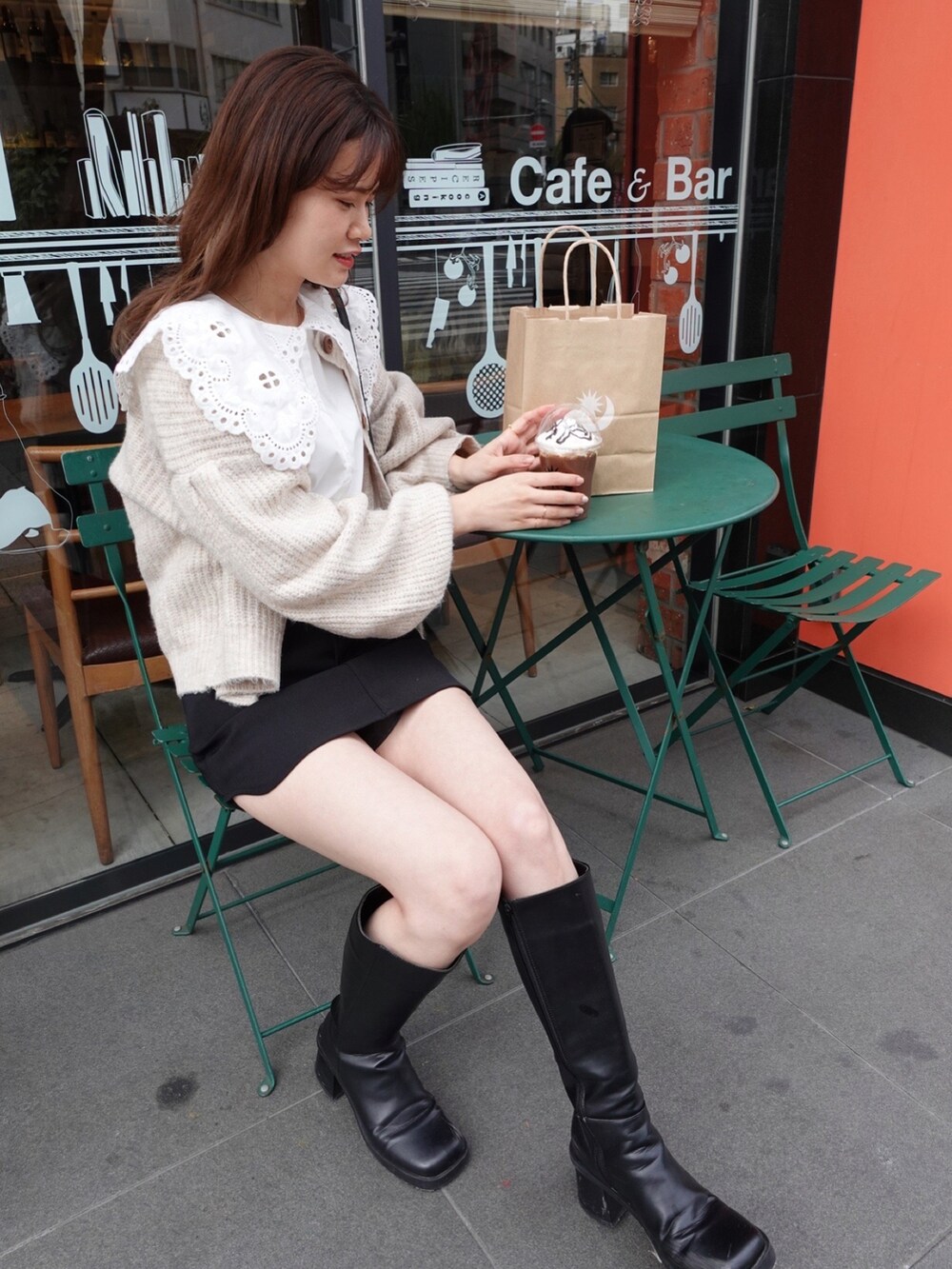 ホワイト系のカーディガン/ボレロ、ホワイト系のシャツ/ブラウスを着用したレディースの冬コーディネートの2枚目の写真