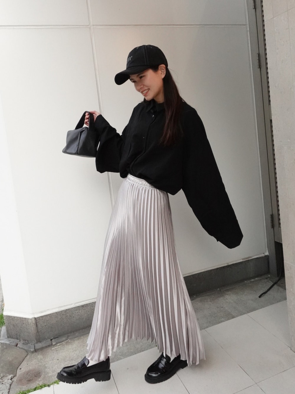 ブラック系のシャツ/ブラウス、シルバー系のスカート、ブラック系のシューズを着用したレディースの冬コーディネートの2枚目の写真