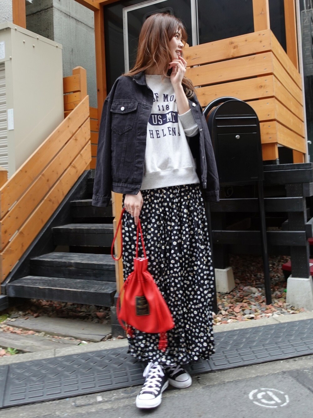 ブラック系のスカート、ベージュ系のスウェット、ブラック系のスニーカーを着用したレディースの春コーディネートの2枚目の写真