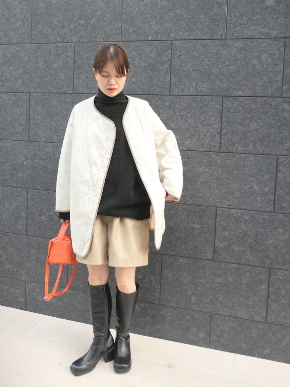 ブラック系のTシャツ/カットソー、ベージュ系のその他パンツ、ホワイト系の福袋/福箱を着用したレディースの秋コーディネートの2枚目の写真