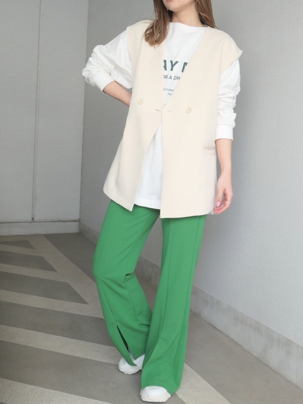 グリーン系のその他パンツ、ホワイト系のベスト、ホワイト系のTシャツ/カットソーを着用したレディースの冬コーディネートの2枚目の写真