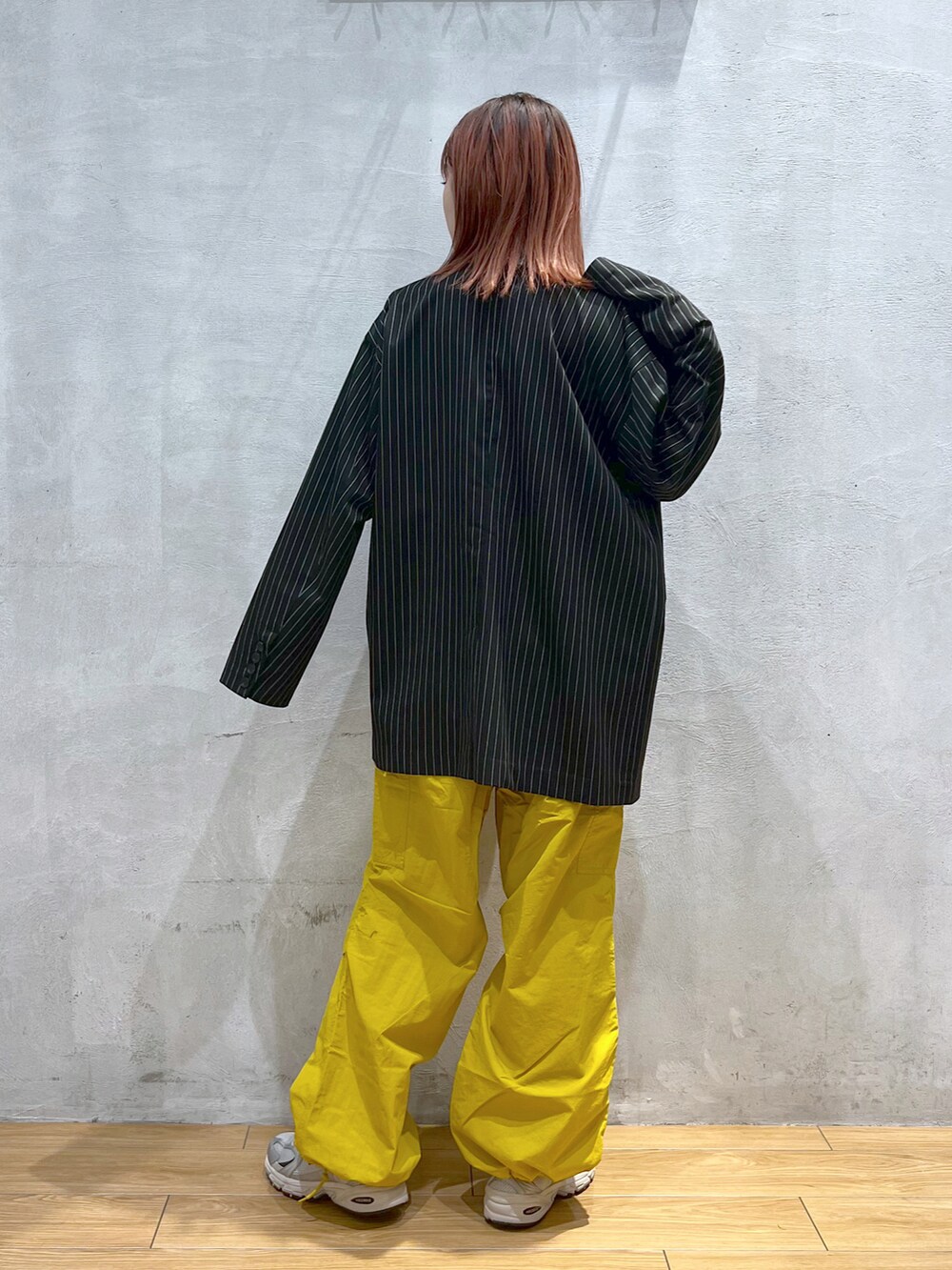 イエロー系のその他パンツ、ブラック系のキャミソール、その他のジャケット/アウターを着用したレディースの春コーディネートの3枚目の写真