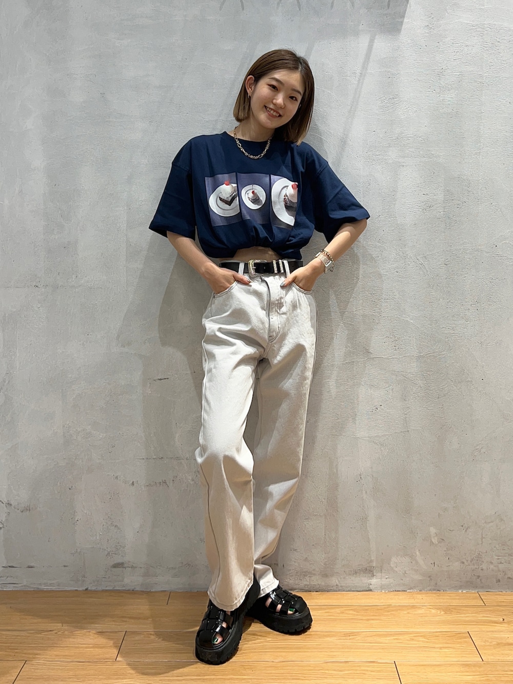 ブルー系のTシャツ/カットソー、ホワイト系のデニムパンツ、ブラック系のサンダルを着用したレディースの夏コーディネートの2枚目の写真