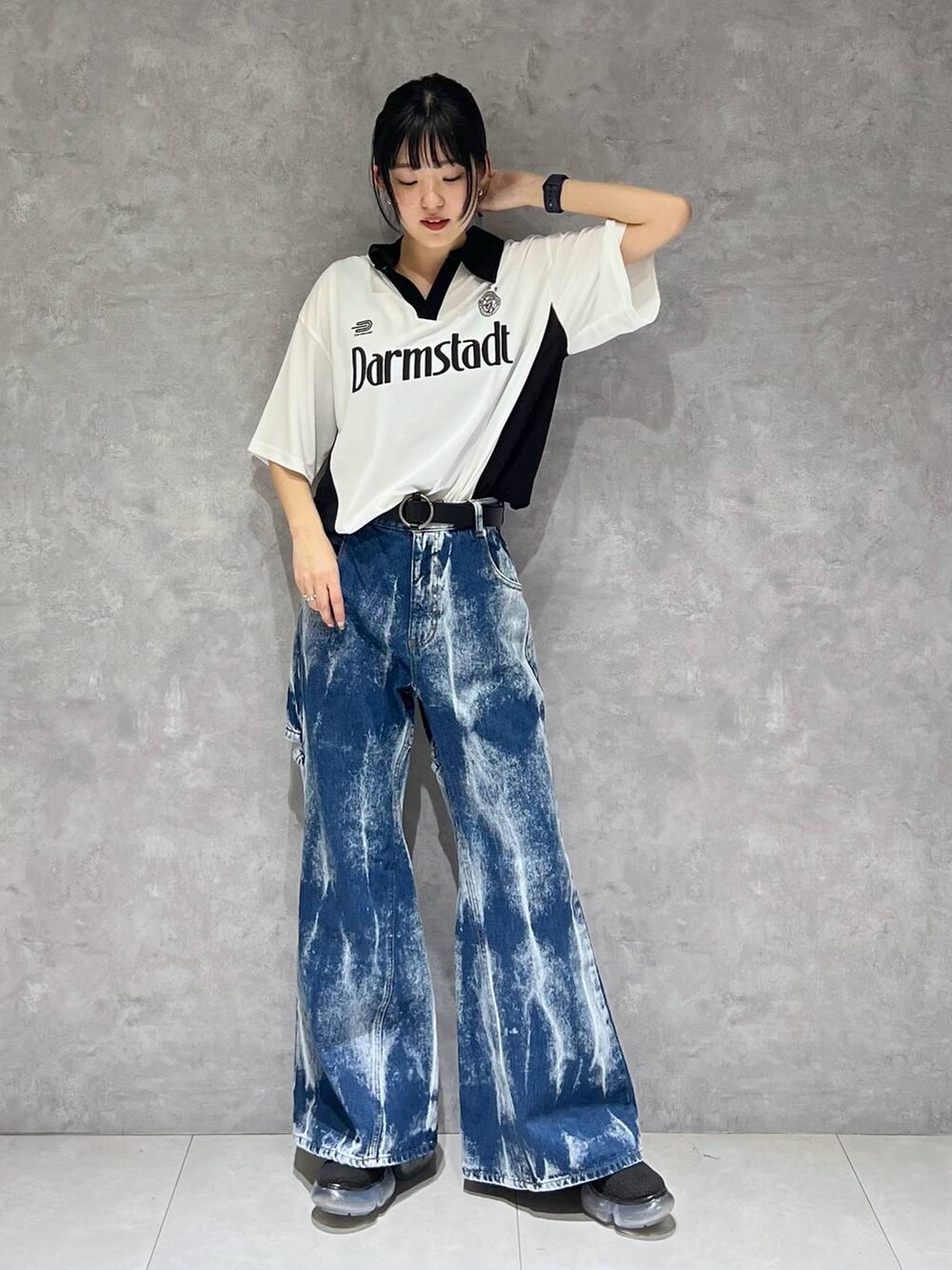 ブルー系のデニムパンツ、ブラック系のベルトを着用したレディースの春コーディネートの3枚目の写真