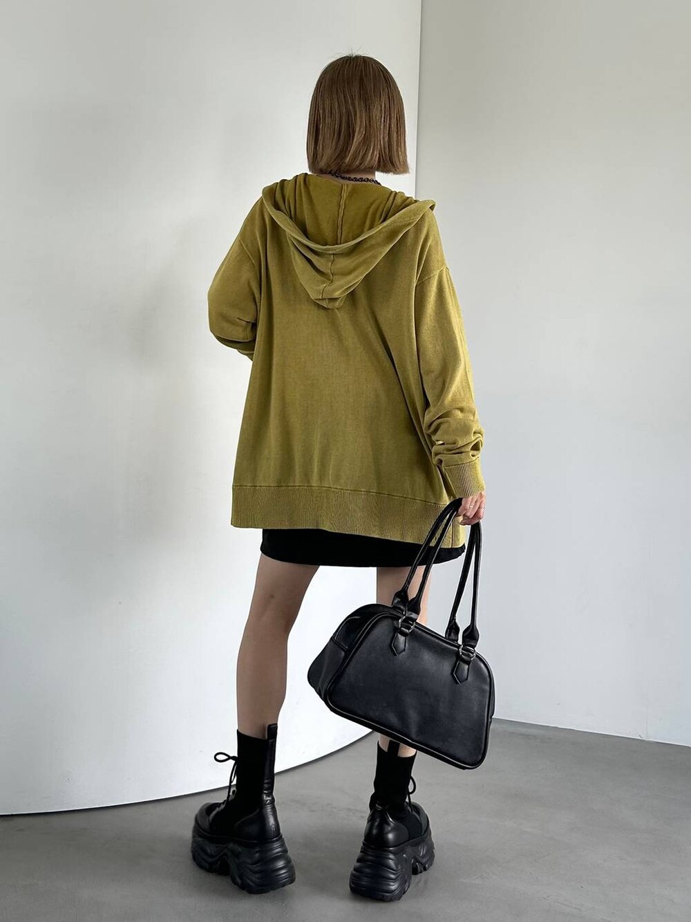 ブラック系のブーツ、ホワイト系のTシャツ/カットソー、イエロー系のパーカーを着用したレディースの夏コーディネートの4枚目の写真