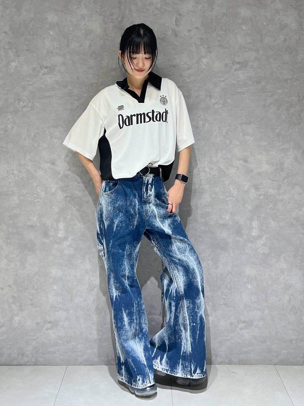 ブルー系のデニムパンツ、ブラック系のベルトを着用したレディースの春コーディネートの5枚目の写真