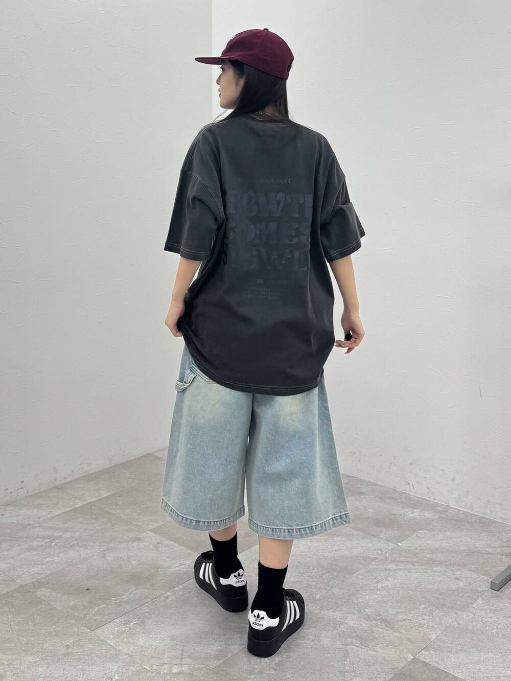 グレー系のTシャツ/カットソー、ブルー系のその他パンツ、レッド系のキャップを着用したレディースの春コーディネートの3枚目の写真