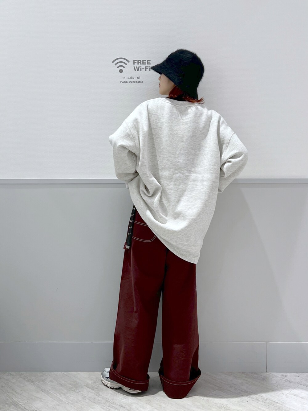 レッド系のその他パンツ、ベージュ系のスウェット、ブラック系のニット/セーターを着用したレディースの冬コーディネートの2枚目の写真